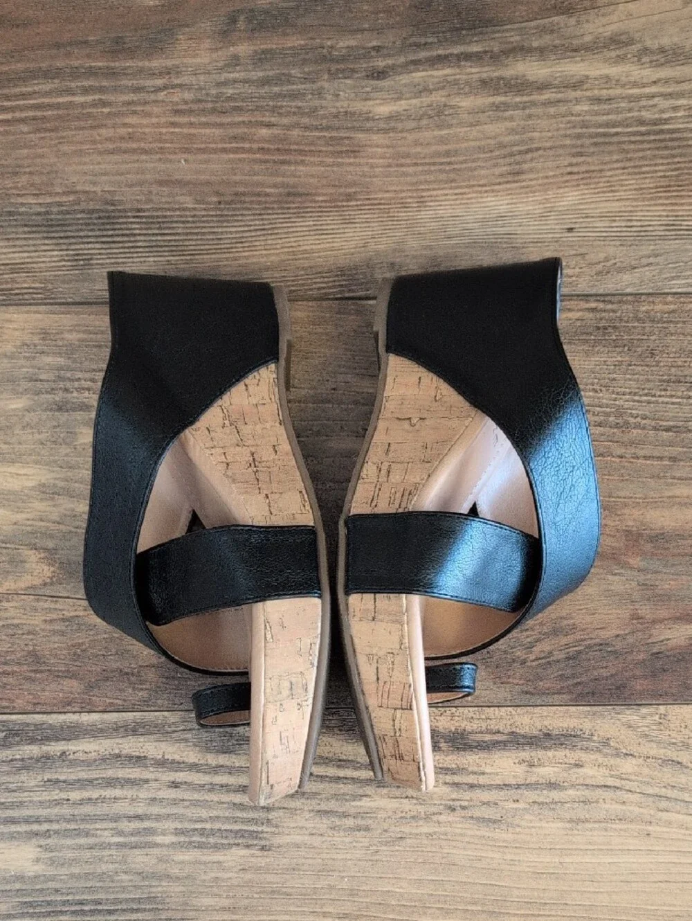 Journee Collection Rayna Black Leather Crossover Wedge Sandals 5 1/2     M401